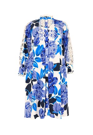 Blumenkleid mit großen blau-weißen Blumenmustern, Spitzenabschlüssen an den Ärmeln und hohem Kragen. Glatte Stofftextur.