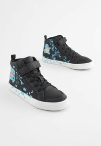 Schwarze High-Top-Sneaker mit glatter Textur, ausgestattet mit blauen Spritzakzenten und einer Cartoonfigur an der Seite. Weiße Gummisohle.
