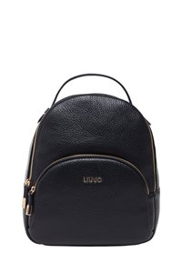 Sort læderrygsæk med rund form, forreste lynlåslomme, guldfarvede metaldele og præget logo foran. Tekstureret overflade.