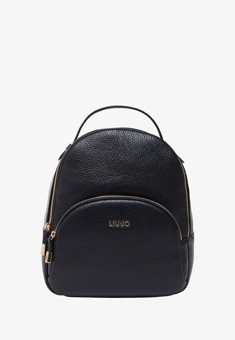 Sort læderrygsæk med rund form, forreste lynlåslomme, guldfarvede metaldele og præget logo foran. Tekstureret overflade.