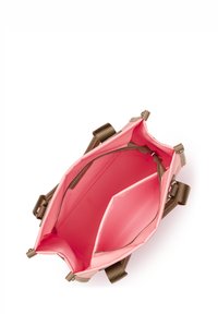 Interno rosa di una borsa con accenti marroni. Presenta due scomparti, uno con zip, e robuste tracolle marroni. Realizzata in materiale resistente.