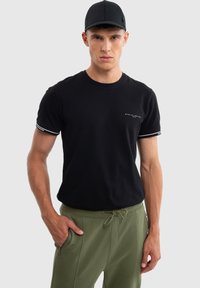 WLADER - Lihtne T-särk - schwarz