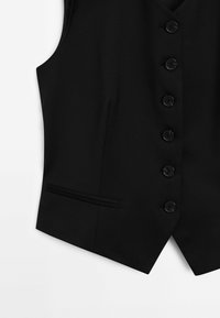 Gilet nero su misura con sei bottoni frontali e una tasca a filetto sul lato sinistro, esposto su uno sfondo bianco.