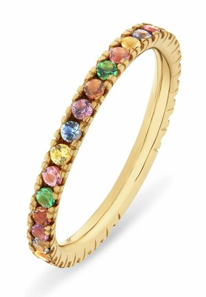 Gouden ring met gelijkmatig verdeelde ronde edelstenen in verschillende kleuren, waaronder groen, roze, blauw, geel en oranje, gezet langs de band.