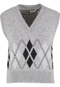 Gilet sans manches en tricot gris clair avec col en V et motif losange argyle noir et blanc sur le devant.