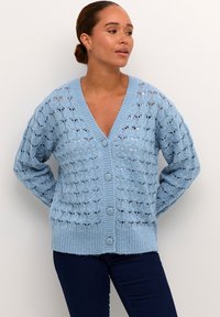 Himmelblauer strickpullover mit V-Ausschnitt, offenem Muster und fünf Vorderknöpfen. Verfügt über gerippte Bündchen und Saum für zusätzliche Textur.