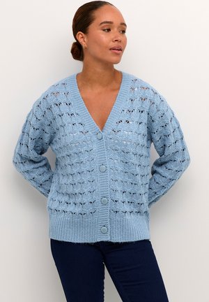 Lichtblauwe gebreide cardigan met een V-hals, open weefpatroon en vijf knopen aan de voorkant. Heeft ribgebreide manchetten en zoom voor een extra textuur.