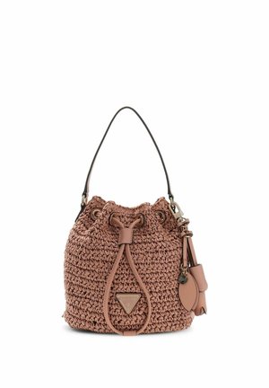 Gevlochten roze emmerstas met leren trekkoordsluiting, enkele schouderriem en decoratieve leren kwastjes en metalen logohanger.