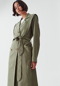 THE FATED ALIAH  - Trenčkot - olive green