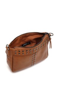 Borsa in pelle marrone con dettagli a borchie, chiusura con zip superiore e fodera interna. Forma rettangolare compatta. Presenta un occhiello laterale per attacco.
