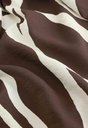 Brūns un krēmīgs audums ar viļņotu zebras svītru rakstu, mīkstu tekstūru un gludu apdari.