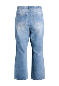 Ljust blå denimjeans med vid byxdessign, som har två bakfickor och en ren, rak skärning vid fållen.