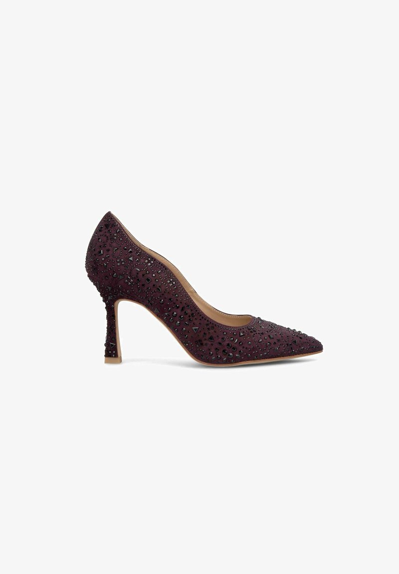 Chaussure à talon haut bordeaux avec un bout pointu, embellie de strass noirs, texture douce en suède et talon décoratif élancé.