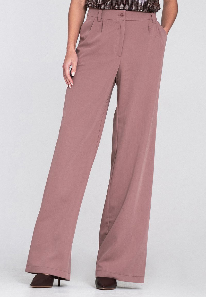 Spodnie o szerokich nogawkach w delikatnym różowym kolorze, wykonane z gładkiego materiału. Posiadają przednie kieszenie, zapięcie na guzik oraz dopasowany krój.