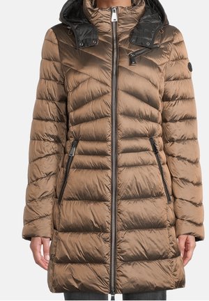 Brązowy pikowany długi płaszcz puchowy z wysokim kołnierzem, czarnym odpinanym kapturem, ukośnym zamkiem na piersi i dwiema kieszeniami na ręce na zamek.