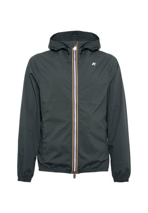 Giacca a vento da uomo in verde scuro, realizzata in materiale leggero. Presenta una chiusura frontale con zip e dettagli multicolori, oltre a polsini elastici.