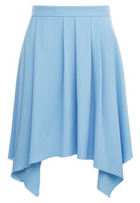 Falda azul clara fabricada con una tela suave, con pliegues y un dobladillo asimétrico. El diseño es simple y elegante.