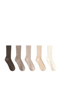 Calzini a costine in cinque tonalità: marrone scuro, marrone chiaro, beige, crema e bianco. Texture morbida e design di lunghezza media fino al polpaccio.