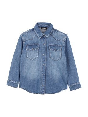 Chemise en denim bleu avec un col pointu, deux poches poitrine, fermeture à boutons et manches longues. Présente des surpiqûres classiques et une texture légèrement lavée.