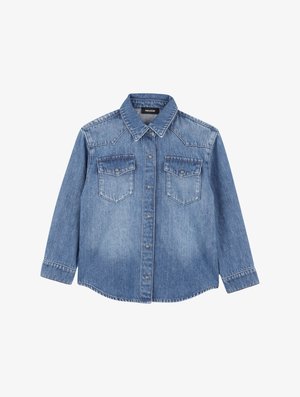 Chemise en denim bleu avec un col pointu, deux poches poitrine, fermeture à boutons et manches longues. Présente des surpiqûres classiques et une texture légèrement lavée.