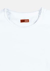 Weißes Baumwoll-T-Shirt mit Rundhalsausschnitt und kleinem orangem Markenzeichen. Glatte Textur und minimalistisches Design, ohne grafische Aufdrucke.
