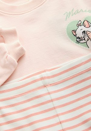 Růžová mikina s žebrovanými manžetami, se zásobníkem grafiky karikaturní kočky a zeleným srdcovým obrysem. V kombinaci s bíl�ými a růžovými pruhovanými žebrovanými kalhotami.
