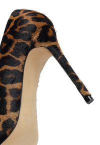 Lepel print hoge hak schoenen met een spitse neus, van bontmateriaal en een slanke stilettohak. Gladde beige binnenzool. Zwarte hakpunt.