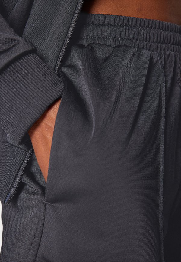 ESSENTIALS LINEAR SHORT SET - Tracksuit3