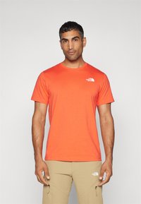 The North Face M SS BOX NSE TEE - Tričko s potlačou - crimson orange/black
