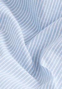 Tessuto azzurro chiaro con strisce bianche, caratterizzato da una texture morbida e una tessitura fine, drappeggiato per mostrare fluidità e curvature morbide.