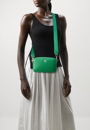 Tommy Hilfiger ESSENTIAL CAMERA BAG  - Umhängetasche - olympic green