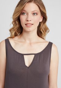 Graues ärmelloses Top mit weitem Ausschnitt und einem kleinen Schlüssellochdetail vorne. Weiche, leichte Stoffqualität mit glatter Textur.