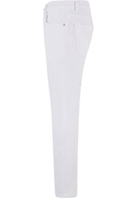 Jeans skinny de mezclilla blanca con una textura suave. Presentan cinco bolsillos, presillas para cinturón y detalles de costura sutiles. Se muestra una vista lateral.