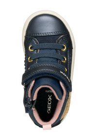 Zapatillas deportivas altas de cuero azul con herrajes dorados, cordones de textil y tira de velcro. Cuello acolchado y acentos en marrón. Suela de goma.