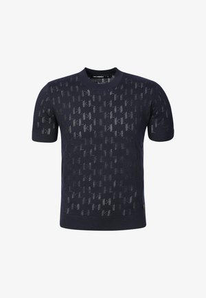 Marineblaue kurzärmelige Strickshirt mit dezentem Perforationsmuster und rundem Ausschnitt, mittlere Größenetikett sichtbar im Krageninneren.