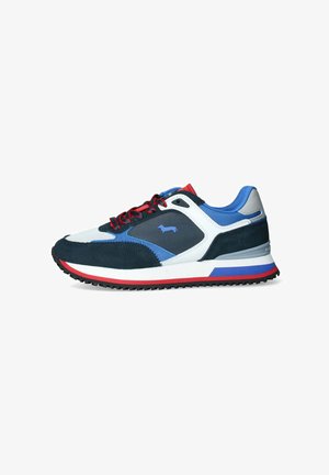 Sneaker blu navy con accenti rossi, realizzato in suede e mesh, dotato di una suola intermedia bianca, sovrapposizioni in contrasto e una suola in gomma testurizzata.