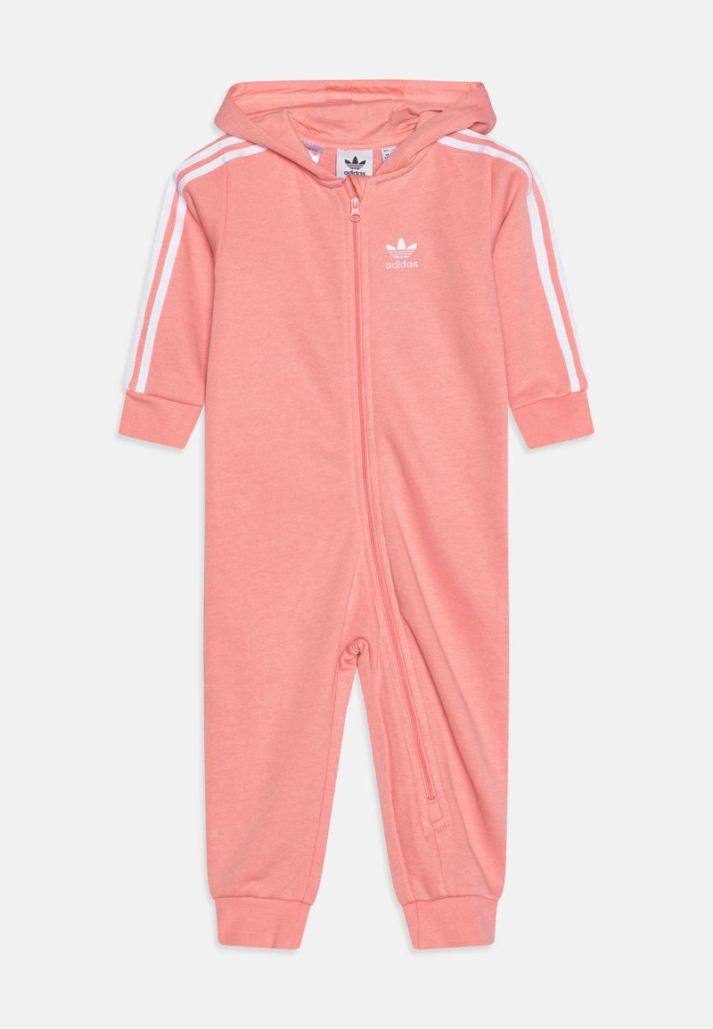 Roza zip-up enodelna obleka z kapuco, belimi stranskimi črtami in rebrastimi manšetami. Narejena iz mehkega blaga z majhnim logotipom na prsih.