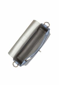 Blauwe leren tas met een metallic zilveren klep. Beschikt over een gladde textuur en een zilveren rits, met een gevoerde binnenkant.