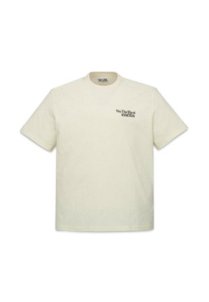 Kremowy t-shirt z krótkim rękawem z czarnym tekstem "We The Best mcm" na lewej piersi i okrągłym dekoltem.
