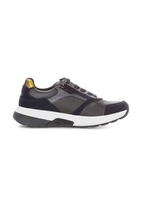 Sportieve sneaker in donkergrijs leer en marineblauwe nubuck, met een witte tussenzool, textuuraccenten en een gouden accent op de hak.