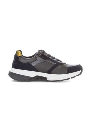 Sportieve sneaker in donkergrijs leer en marineblauwe nubuck, met een witte tussenzool, textuuraccenten en een gouden accent op de hak.