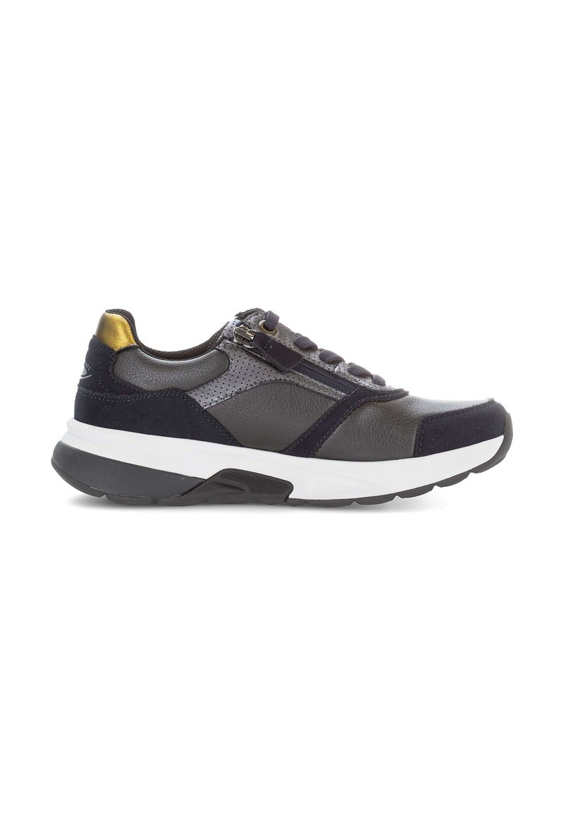 Sportieve sneaker in donkergrijs leer en marineblauwe nubuck, met een witte tussenzool, textuuraccenten en een gouden accent op de hak.