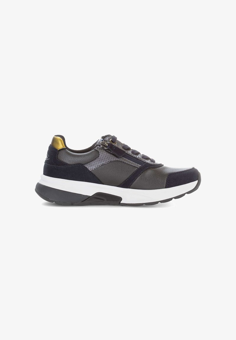 Sportieve sneaker in donkergrijs leer en marineblauwe nubuck, met een witte tussenzool, textuuraccenten en een gouden accent op de hak.