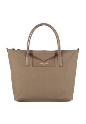 Sac fourre-tout en tissu taupe avec deux poignées supérieures, poche avant à rabat avec le logo "Lancaster Paris" et fermeture éclair.