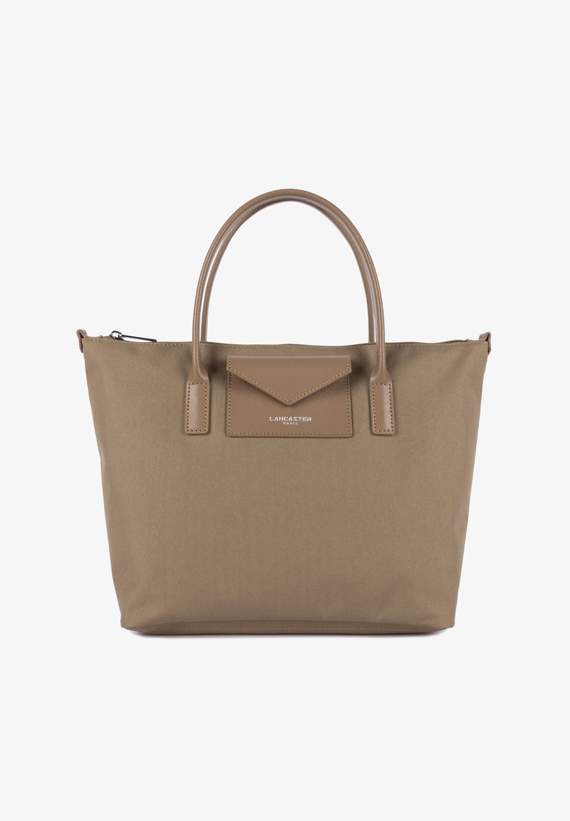 Sac fourre-tout en tissu taupe avec deux poignées supérieures, poche avant à rabat avec le logo "Lancaster Paris" et fermeture éclair.