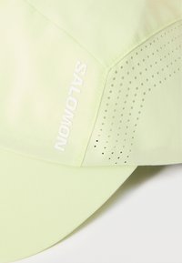 Ανοιχτό πράσινο αθλητικό καπέλο Salomon με διάτρητες οπές αερισμού στην πλευρική επιφάνεια.