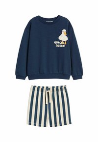 Tummansininen collegepaita, jossa on ankka-graafikka ja teksti "QUACK QUACK!", yhdistettynä kermaisiin ja tummansinisiin raidallisiin shortseihin, joustava vyötärö.