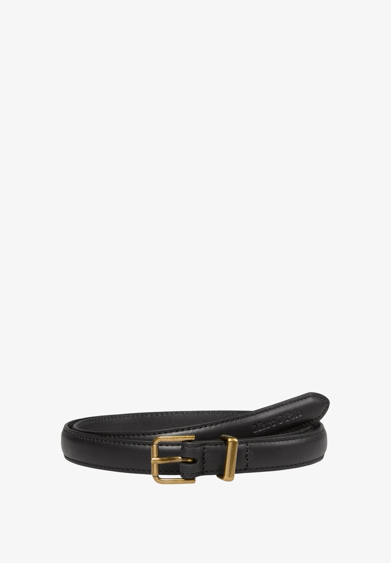 Zwarte leren riem met een gladde textuur, voorzien van een goudkleurige metalen gesp en een minimalistisch ontwerp, ideaal voor verschillende outfits.