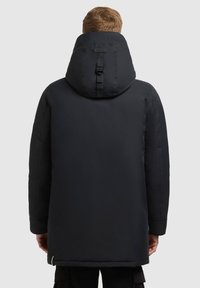 Czarna parkowa kurtka z kapturem o gładkiej fakturze, z dużym, regulowanym kapturem, smukłą sylwetką i metką z logo z tyłu.