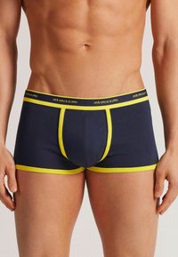 Marinblå boxershorts med gul midja och detaljer, med en snug passform och framficka, tillverkad av mjuk, stretchig tyg.